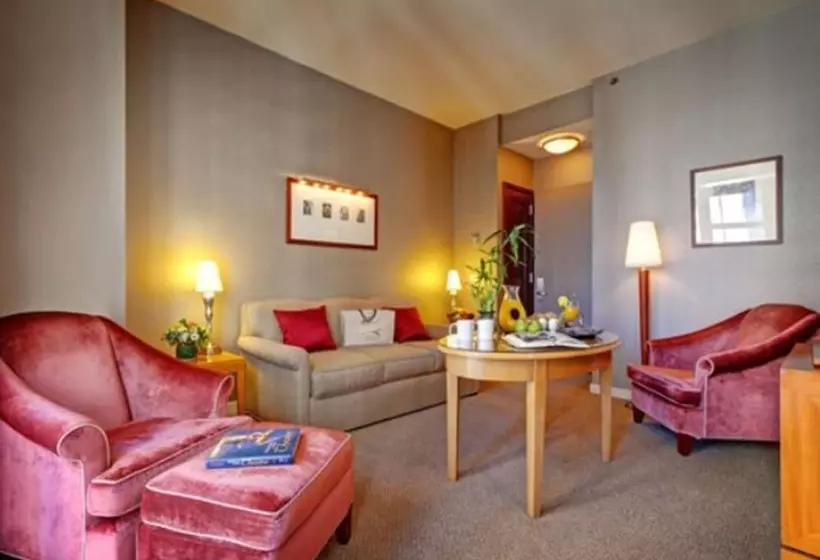 سوئیت با بالکن, Giraffe By Library Hotel Collection