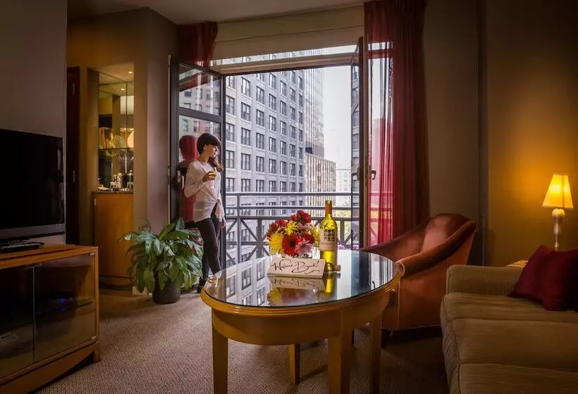 سوئیت با بالکن, Giraffe By Library Hotel Collection