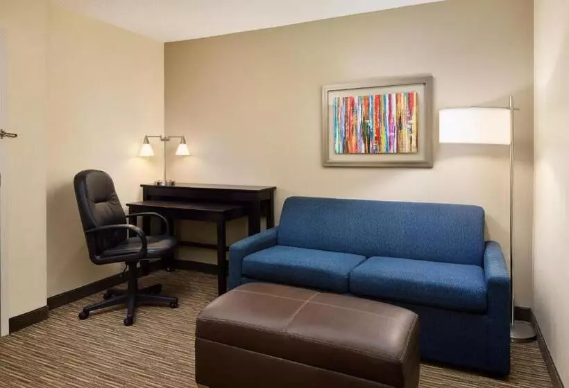 身障者適用キングサイズベッドルーム, Holiday Inn Express & Suites Alpharetta, An Ihg