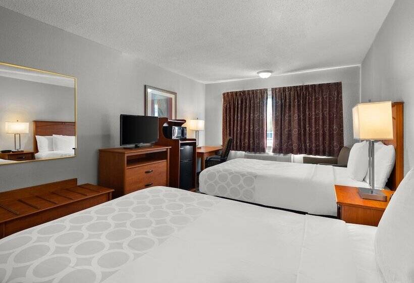 带2个双人床的标准工作室, Magnuson Hotel Detroit Metro Airport