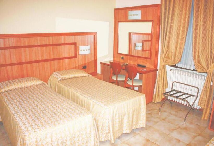 اتاق استاندارد سه نفره, Piccolo