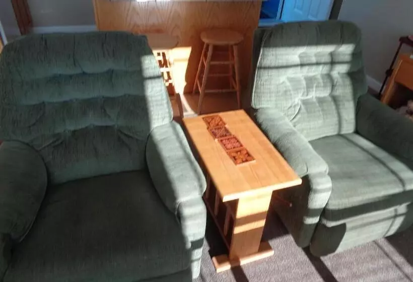 スタンダードスタジオ, The Landing At Newport Condominium