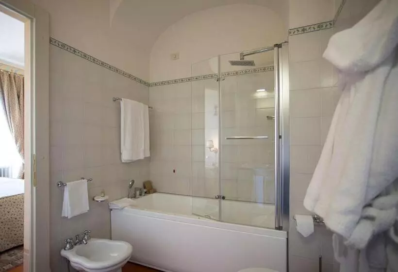 اتاق لوکس با وان آب گرم, Villa Marsili