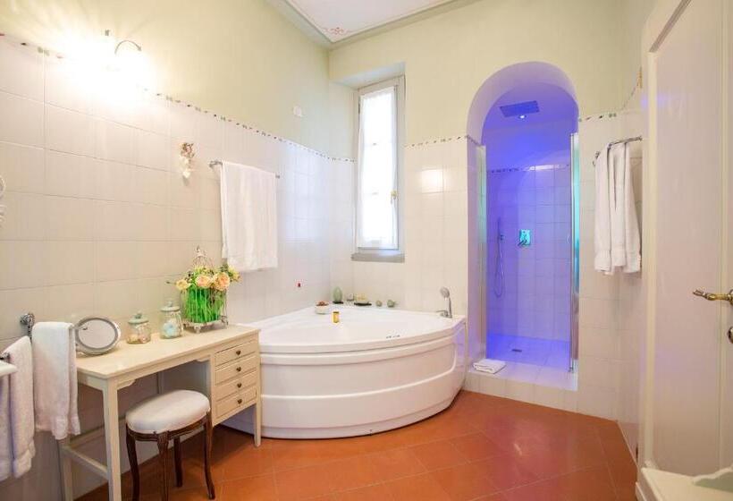 מיטת קינג בסוויטה, Villa Marsili