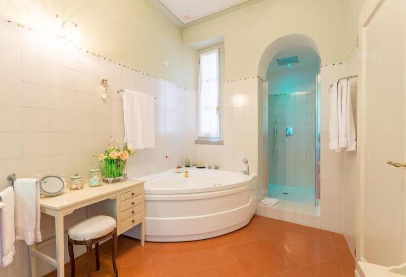 מיטת קינג בסוויטה, Villa Marsili