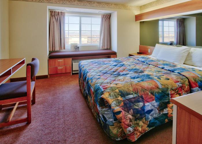 Люкс, Western Skies Inn & Suites