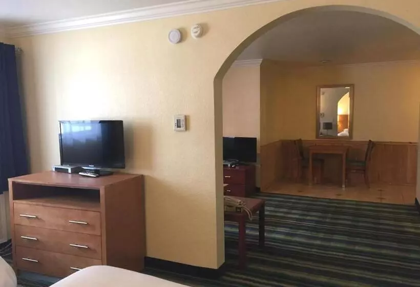 سوییت خانوادگی, Surf Motel