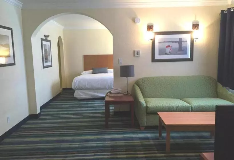 سوییت خانوادگی, Surf Motel