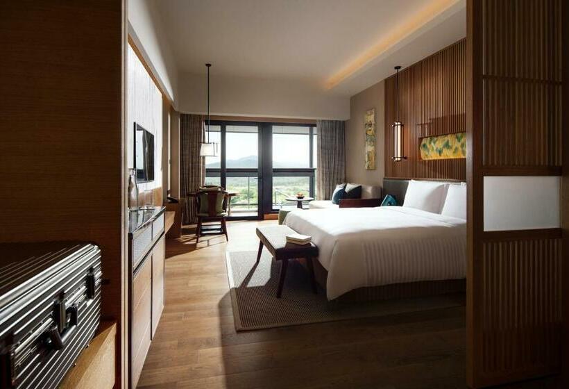 חדר דחוקס עם מיטת קינג, New World Qingyuan Hotel  Formerly Khos Qingyuan