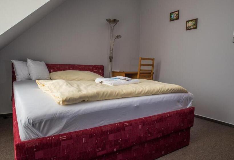 Standard Szoba, U Crlíků