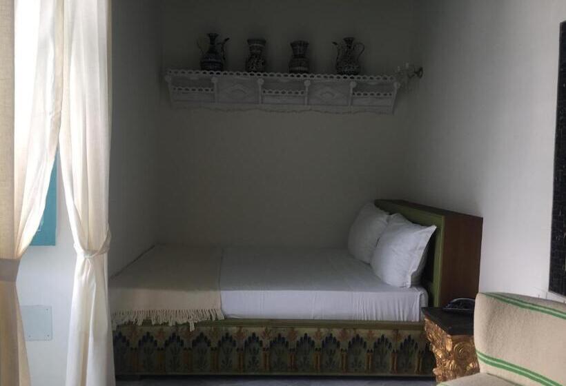 اتاق لوکس, Dar Ben Gacem Kahia