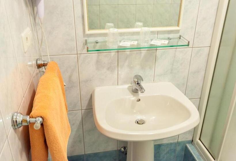 Номер Стандарт Трехместный, Guesthouse Villa Adria