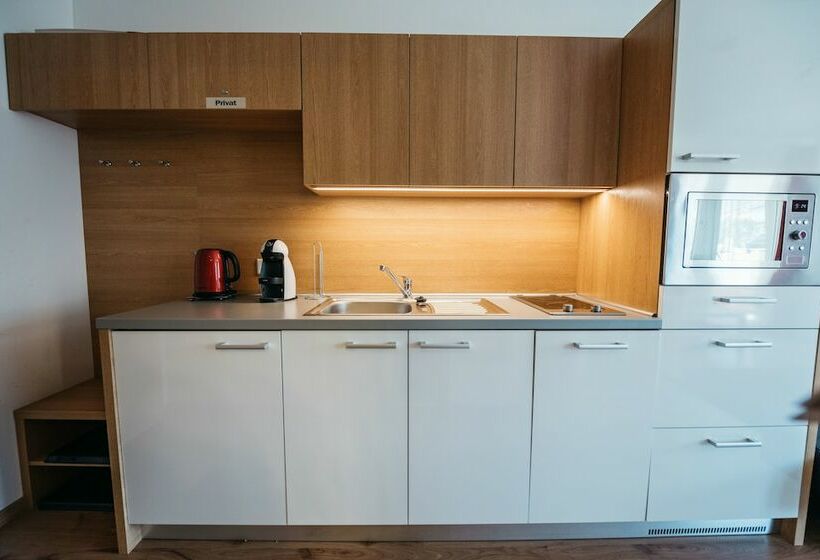 コンフォートワンルーム, Oscar & Sons Apartments