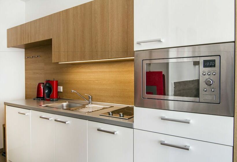 コンフォートワンルーム, Oscar & Sons Apartments