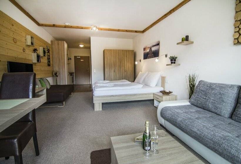 コンフォートワンルーム, Oscar & Sons Apartments