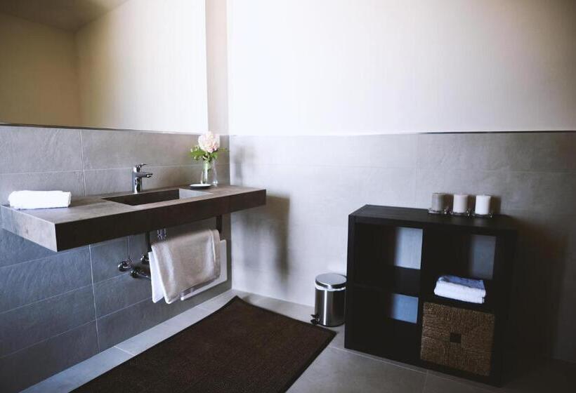 סוויטת ג'וניור נוף לגינה, Moonfra