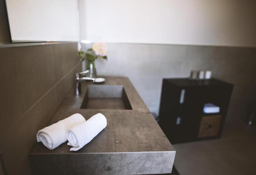 סוויטת ג'וניור נוף לגינה, Moonfra