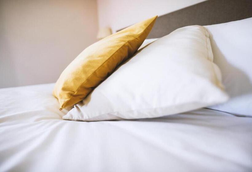 סוויטת ג'וניור נוף לגינה, Moonfra