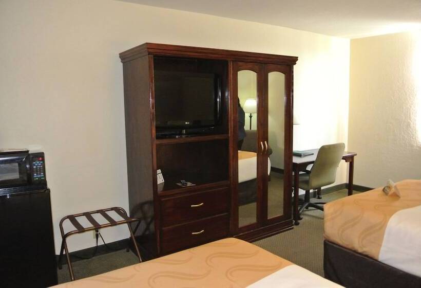 带2个双人床的标准工作室, Quality Inn & Suites North