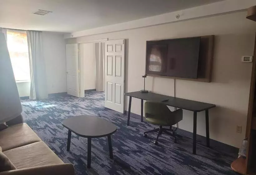 キングサイズベッドのスイートルーム, Fairfield By Marriott Inn & Suites Helena North
