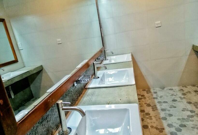 Кровать в Общей Комнате, Hiriketiya Beach Hostels