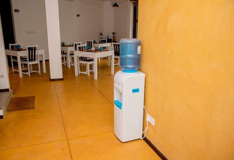 Кровать в Общей Комнате, Hiriketiya Beach Hostels