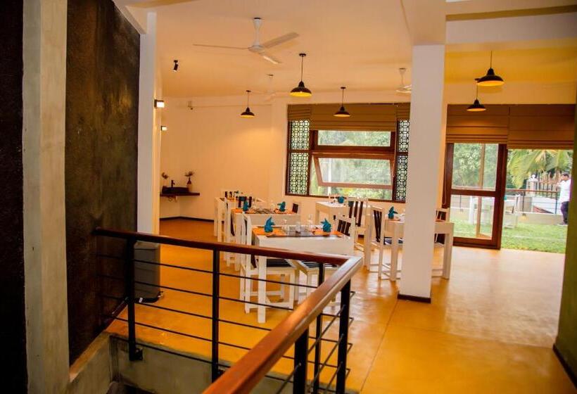 Кровать в Общей Комнате, Hiriketiya Beach Hostels