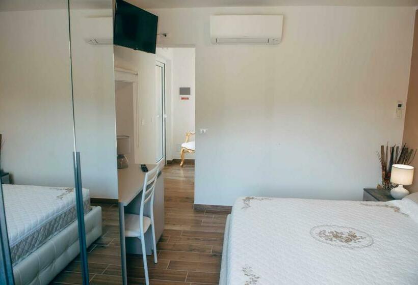 חדר סטנדרט לשלושה, Affitta Camere La Fenice Di Folli Lorella