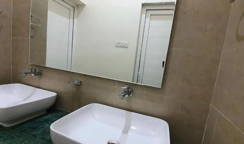 スーペリアースイート, Shree Suites