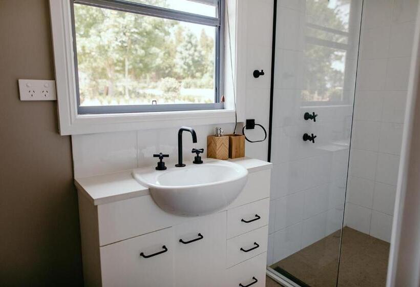 Семейное Студио, Chanticleer Gardens Barn Cottage With A Pool