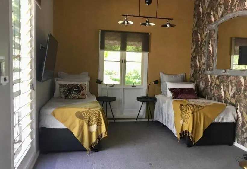 ファミリーステューディオ, Chanticleer Gardens Barn Cottage With A Pool