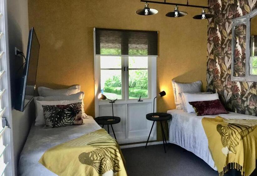 Семейное Студио, Chanticleer Gardens Barn Cottage With A Pool