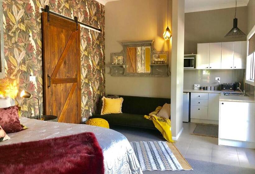 Семейное Студио, Chanticleer Gardens Barn Cottage With A Pool