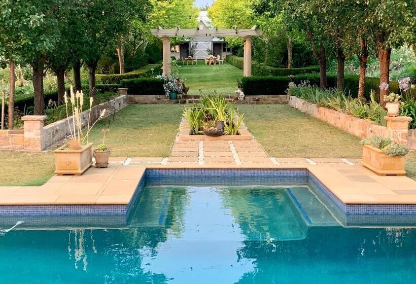 Дом 2 Спальни, Chanticleer Gardens Barn Cottage With A Pool