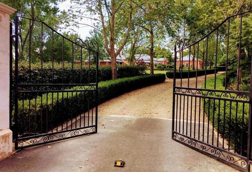 Дом 2 Спальни, Chanticleer Gardens Barn Cottage With A Pool