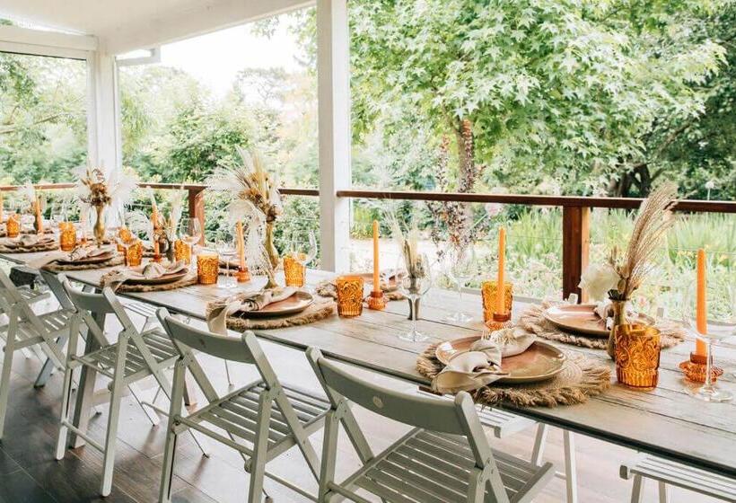 Дом 2 Спальни, Chanticleer Gardens Barn Cottage With A Pool