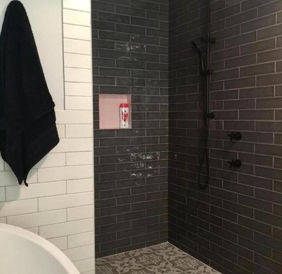 Дом 1 Спальня, Chanticleer Gardens Barn Cottage With A Pool