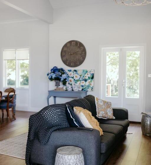 Дом 1 Спальня, Chanticleer Gardens Barn Cottage With A Pool