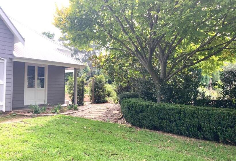 Семейное Студио, Chanticleer Gardens Barn Cottage With A Pool