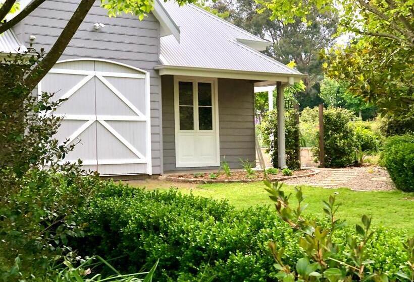 Семейное Студио, Chanticleer Gardens Barn Cottage With A Pool