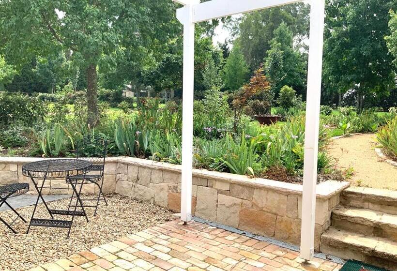 Семейное Студио, Chanticleer Gardens Barn Cottage With A Pool