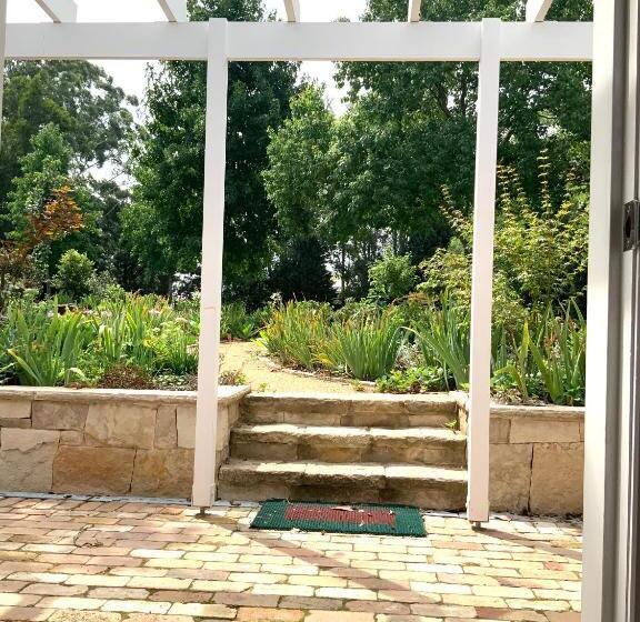 Семейное Студио, Chanticleer Gardens Barn Cottage With A Pool