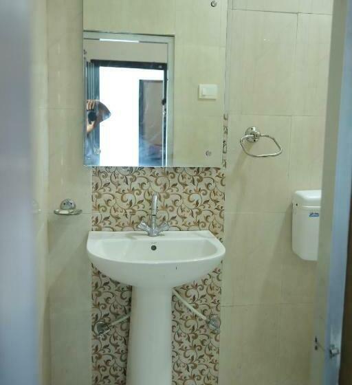 디럭스 룸, Siddharth