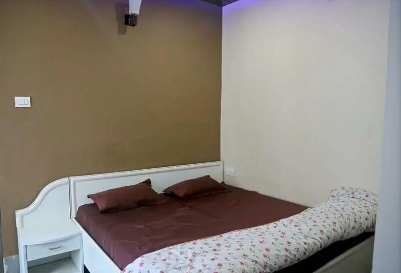 Quarto deluxe, Siddharth