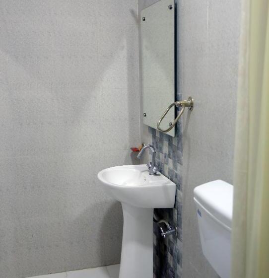 이코노미 룸, Siddharth