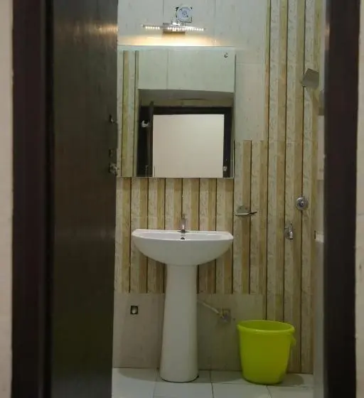Quarto Economy, Siddharth