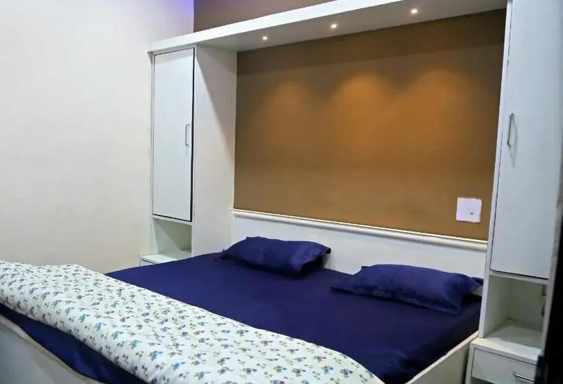Quarto Familiar Deluxe, Siddharth