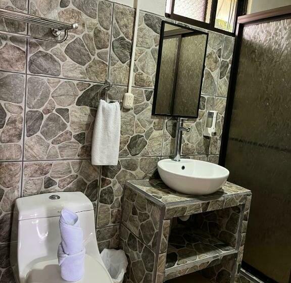 غرفة قياسية, La Piña, Rio Celeste