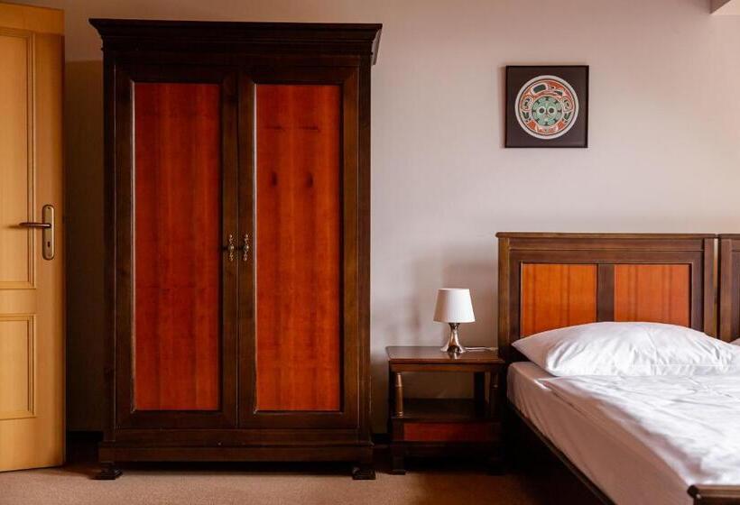 סוויטה משפחתית, Javor