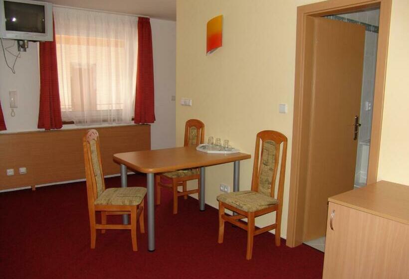 חדר סטנדרט לשלושה, Kobero